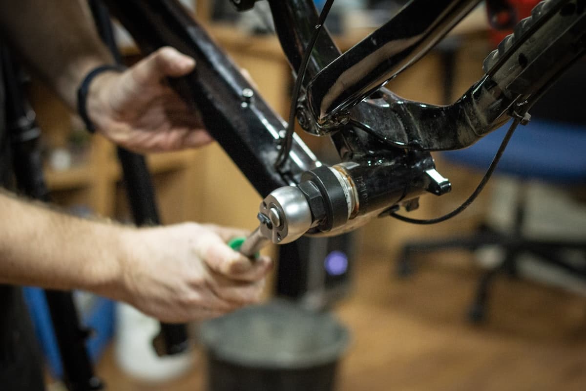 Réparation trottinette en atelier